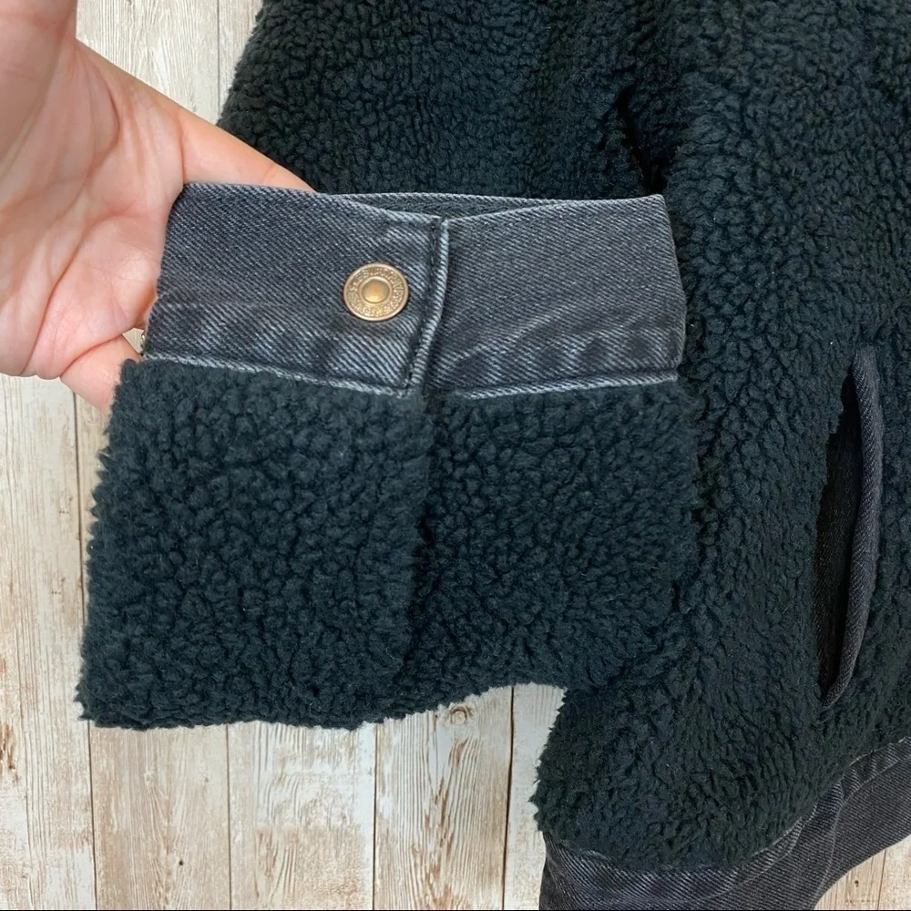 Levi’s‎ Premium Denim Ex-Boyfriend Trucker Sherpa Jacket Size Small Women